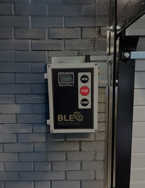 BLE_SecureDrivePLUS_RS-Door_Brick-Wall_WEB-dark